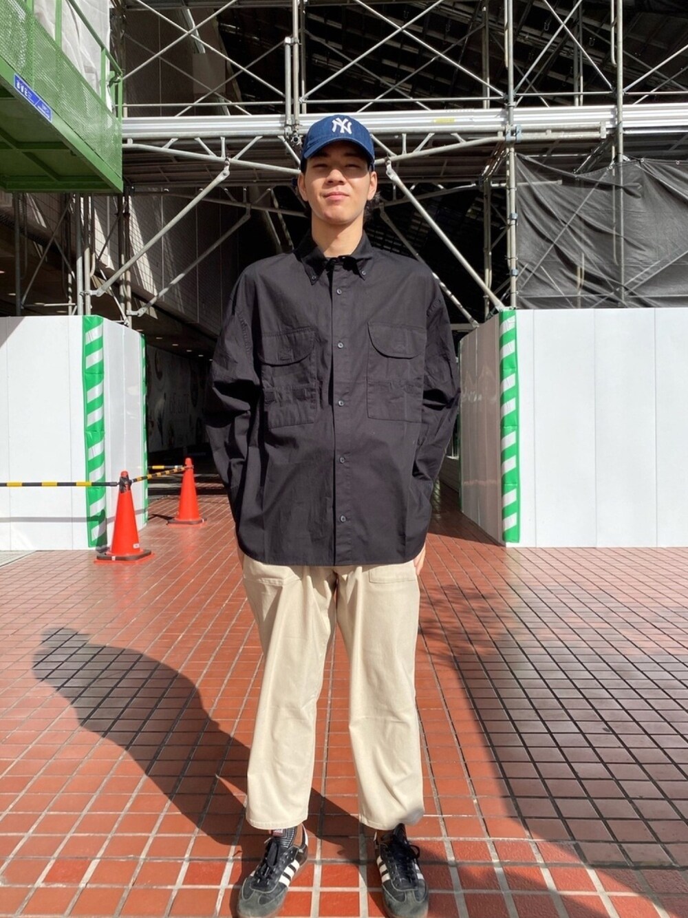 「カジュアルコーデ、ゆるコーデ、ミリタリー、ミリタリーシャツ、オーバーシャツ、ファティーグパンツ、ナノユニバース、ナノユニバース(nano･universe)、キャップ、はるコーデ」｜「NANO universeの5XLタクティカルシャツ（シャツ/ブラウス、ブラック系）」を使った、nano・universe ルミネ横浜 Mensさん（メンズ・180cm）の冬コーディネートの1枚目の写真
