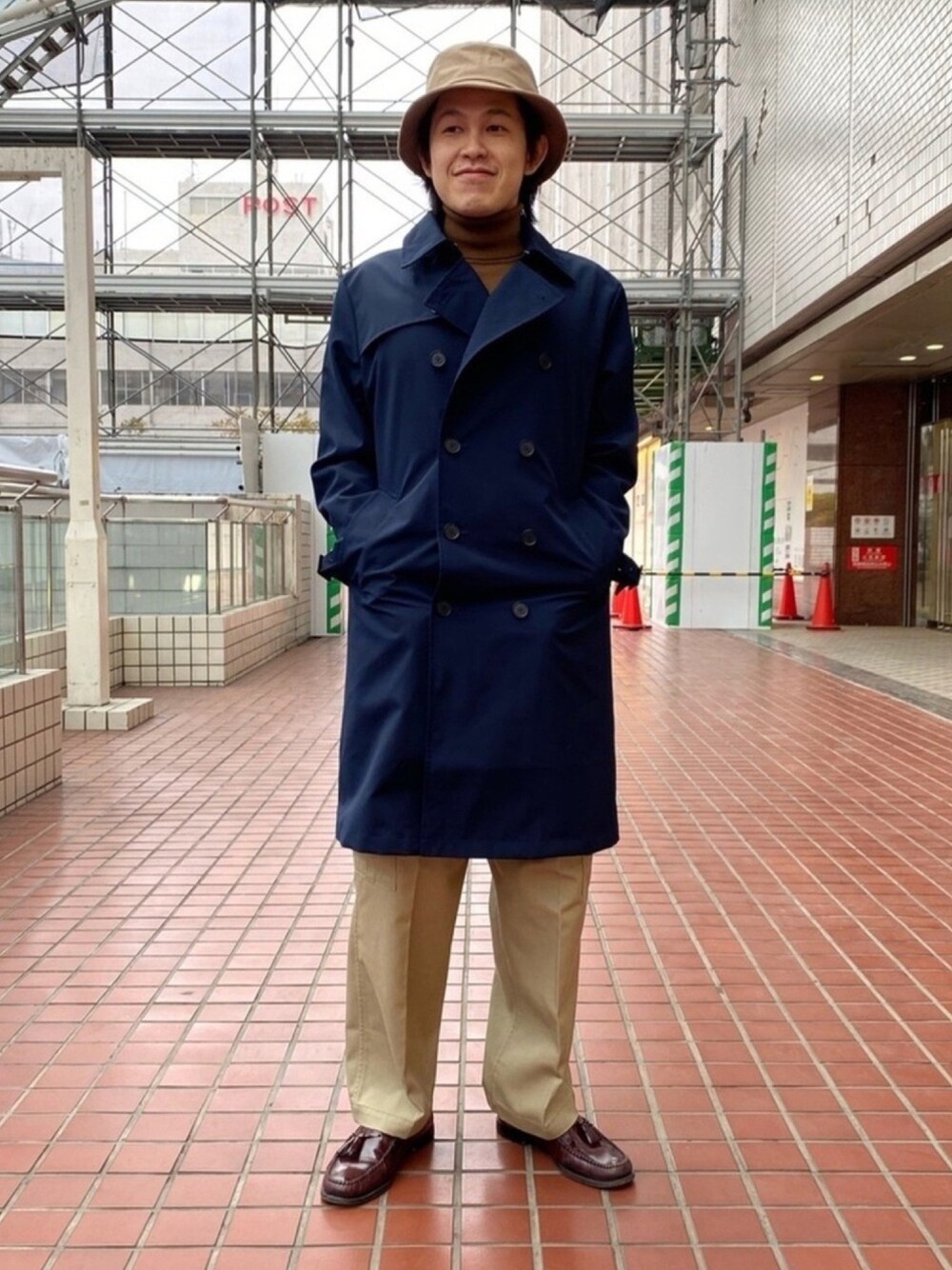 「大人カジュアル、バケットハット、トレンチコート、ベージュ、シンプル、ハットコーデ、ナノユニバース、ナノユニバース(nano･universe)、nano・universe、スプリングコート」｜「NANO universeの7DAYS COATダブルトレンチコート（トレンチコート、ブルー系）」を使った、nano・universe ルミネ横浜 Mensさん（メンズ・170cm）の冬コーディネートの1枚目の写真