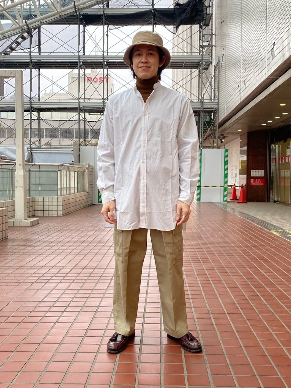 「BUCKET HAT、バケットハット、バンドカラーシャツ、白Tシャツ、spring、春コーデ、ロングシャツ、ナノユニバース(nano･universe)、ナノユニバース、nano・universe」｜「NANO universeのリラックス　バンドカラーロングシャツ（シャツ/ブラウス、ホワイト系）」を使った、nano・universe ルミネ横浜 Mensさん（メンズ・170cm）の冬コーディネートの1枚目の写真