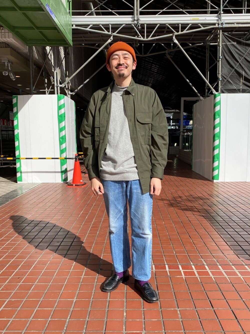 「大人カジュアル、ミリタリー、カジュアル、シャツコーデ、春コーデ、spring、モックネック、スウェット、ナノユニバース、nano・universe」｜「NANO universeのモックネックラグランスウェット（スウェット、グレー系）」を使った、nano・universe ルミネ横浜 Mensさん（メンズ・170cm）の冬コーディネートの1枚目の写真