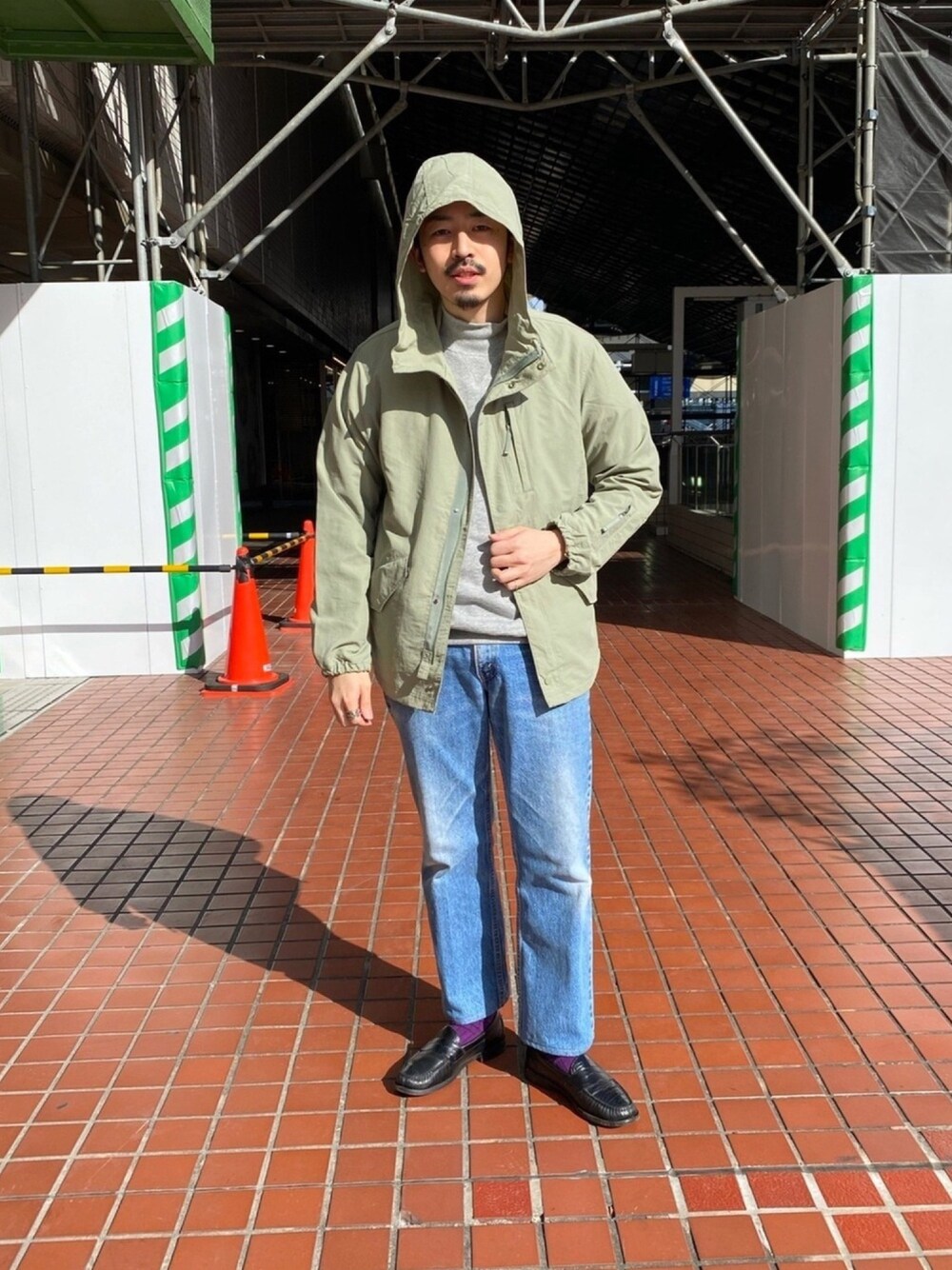 「春コーデ、spring、デニム、オトナカジュアル、モッズコート、ショートブルゾン、スウェット、ナノユニバース、ナノユニバース(nano･universe)、nano・universe」｜「NANO universeのモックネックラグランスウェット（スウェット、グレー系）」を使った、nano・universe ルミネ横浜 Mensさん（メンズ・170cm）の冬コーディネートの1枚目の写真