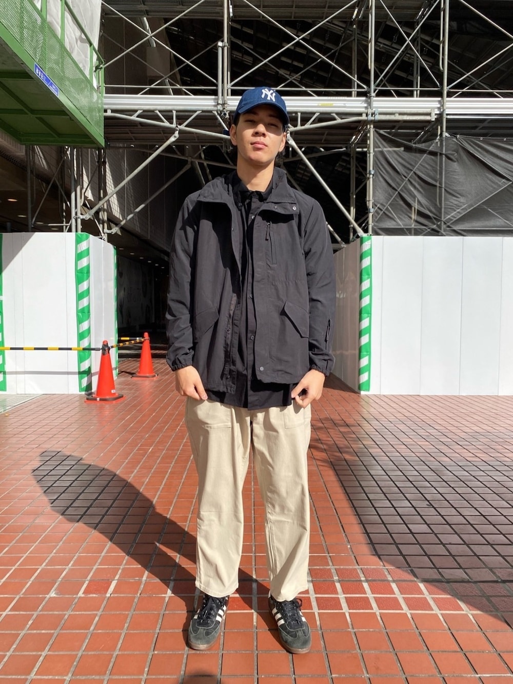 「モッズコート、ミリタリー、spring、カーゴパンツ、ナノユニバース、nano・universe、春コーデ、ミリタリーパンツ、カジュアルコーデ、ナノユニバース(nano･universe)」｜「NANO universeのライトウェイトショートモッズブルゾン（ブルゾン、ブラック系）」を使った、nano・universe ルミネ横浜 Mensさん（メンズ・180cm）の冬コーディネートの1枚目の写真