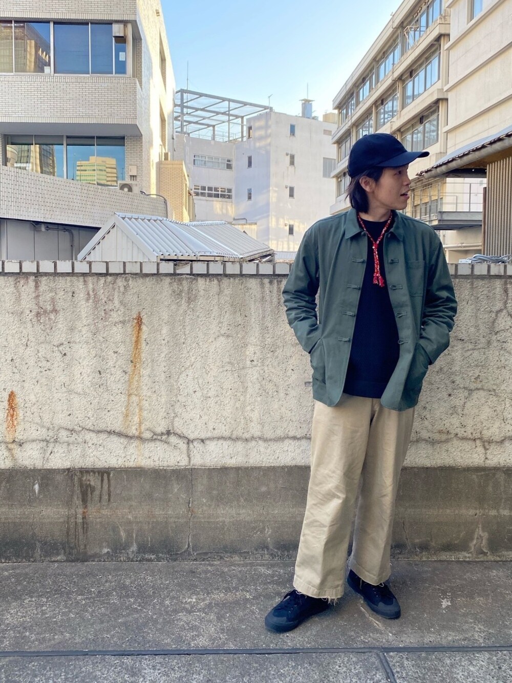 「お洒落さんとつながりたい、チャイナシャツ、ワークジャケット、キャップ、ミリタリー、春、春コーデ、spring、ナノユニバース、nano・universe」｜「5525Galleryの5525gallery/BB CAP（キャップ、ブラック系）」を使った、nano・universe ルミネ横浜 Mensさん（メンズ・170cm）の春コーディネートの1枚目の写真
