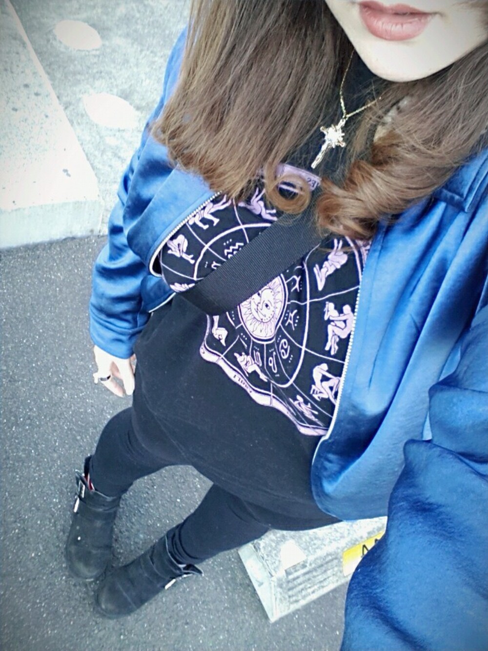 「Candy Stripper、UNIQLO、Amijed、CASPER JOHN AIVER」｜「CASPER JOHN AIVERのZODIAC　PRINT L/S TEE（PINK）（Tシャツ/カットソー、ブラック系）」を使った、kyanさん（レディース・159cm）の冬コーディネートの1枚目の写真