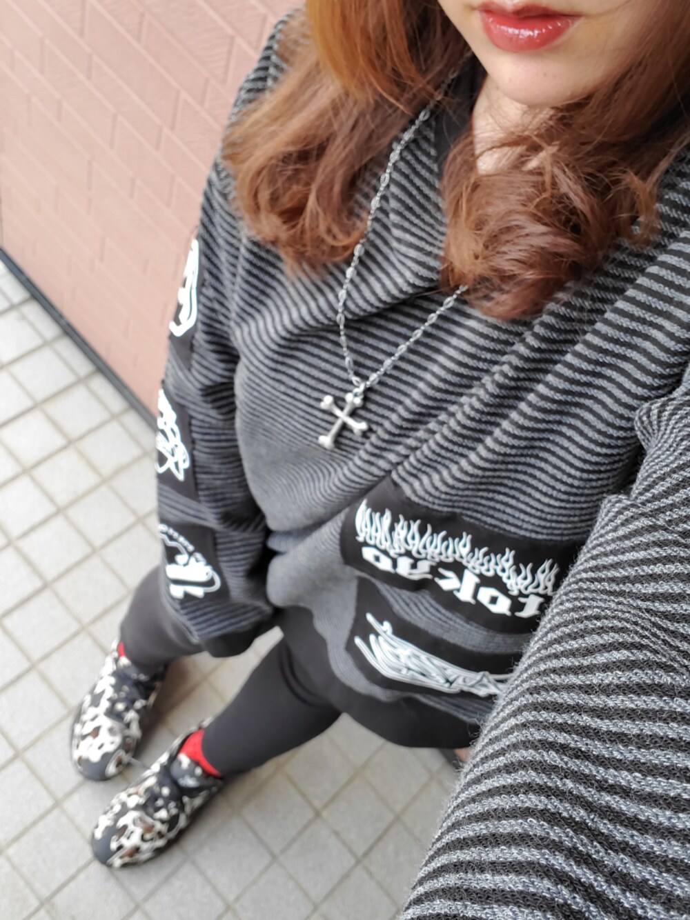 「CASPER JOHN AIVER、Candy Stripper、バケットハット、ひょう柄、adidas、スニーカー」｜「AIVERのCASPER JOHN AIVER　リバースボーダーAパッチスウェット（スウェット、ブラック系）」を使った、kyanさん（レディース・159cm）の秋コーディネートの1枚目の写真