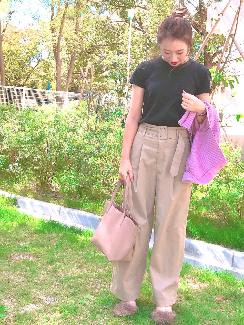 ピンク系のカーディガン/ボレロ、ベージュ系のチノパンツ、ブラック系のTシャツ/カットソーを着用したレディースの秋コーディネートの1枚目の写真