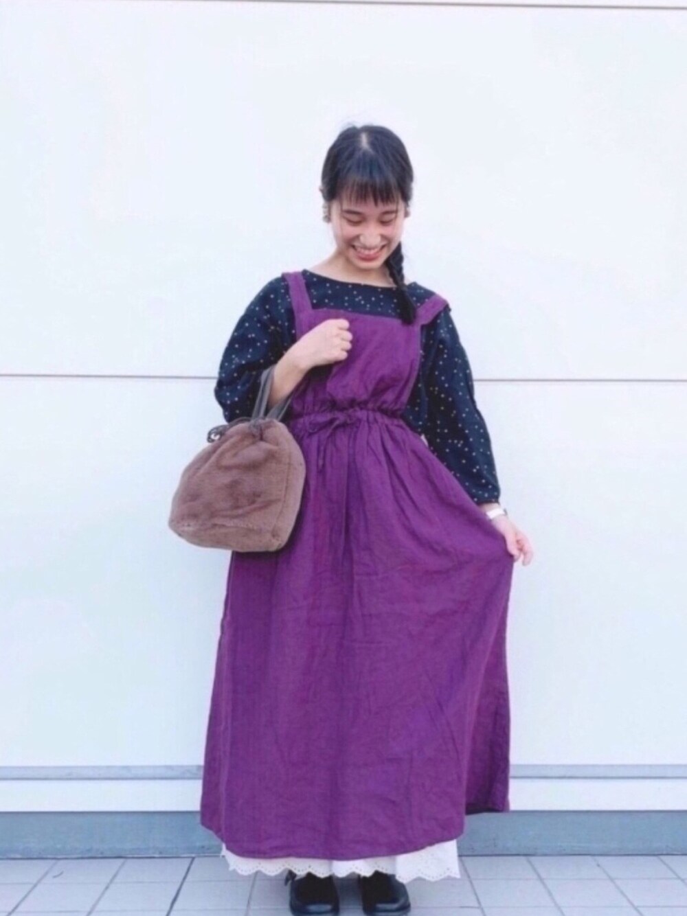 ブラック系のシャツ/ブラウス、パープル系のワンピース、ベージュ系のその他パンツを着用したレディースの秋コーディネートの1枚目の写真