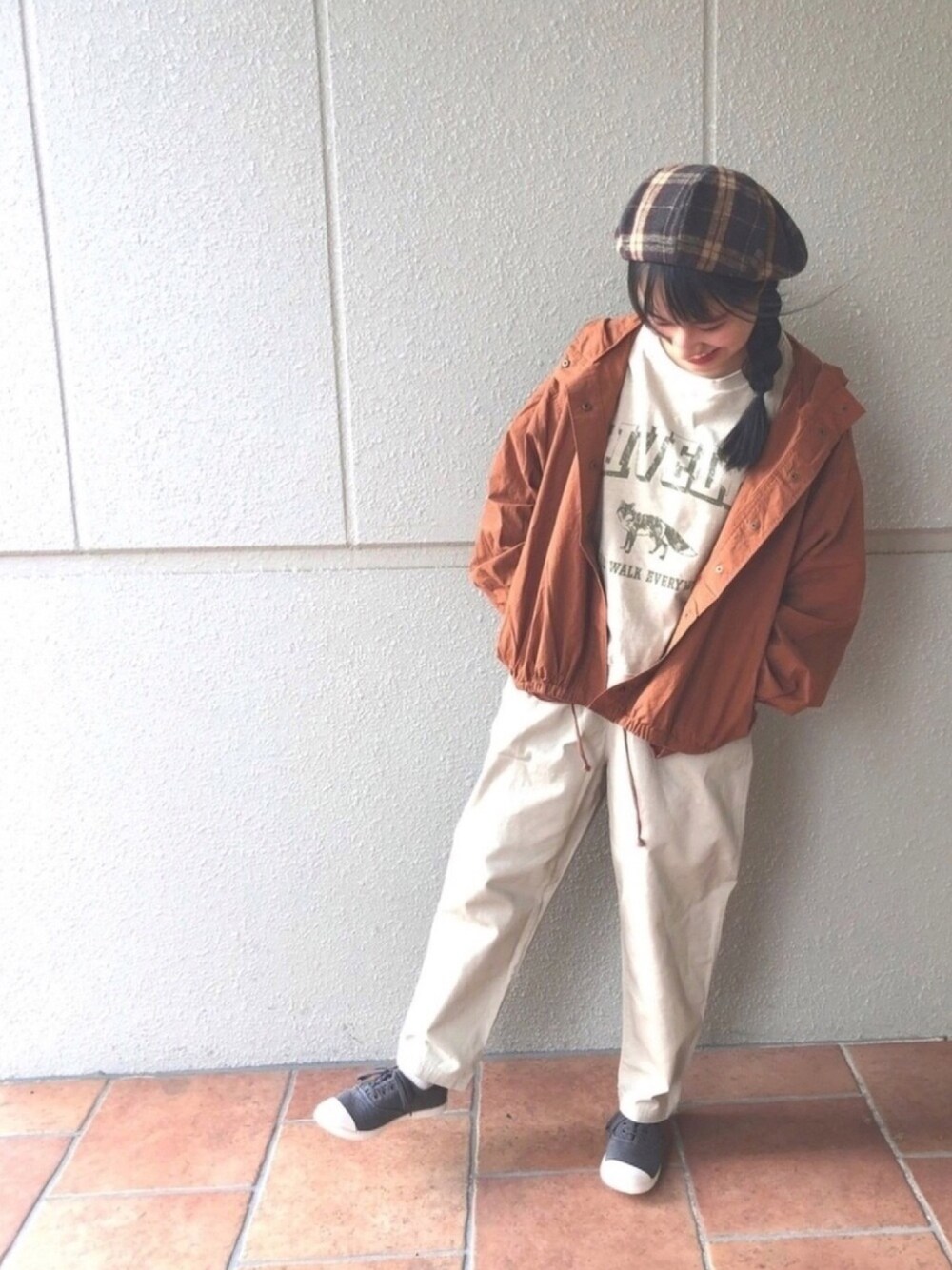 イエロー系のブルゾン、ベージュ系のTシャツ/カットソー、ベージュ系のその他パンツを着用したレディースの秋コーディネートの1枚目の写真