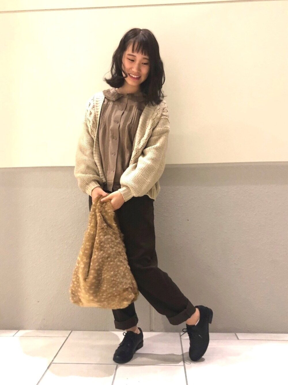 イエロー系のトートバッグ、ブラウン系のその他パンツ、ブラック系のその他シューズを着用したレディースの秋コーディネートの1枚目の写真