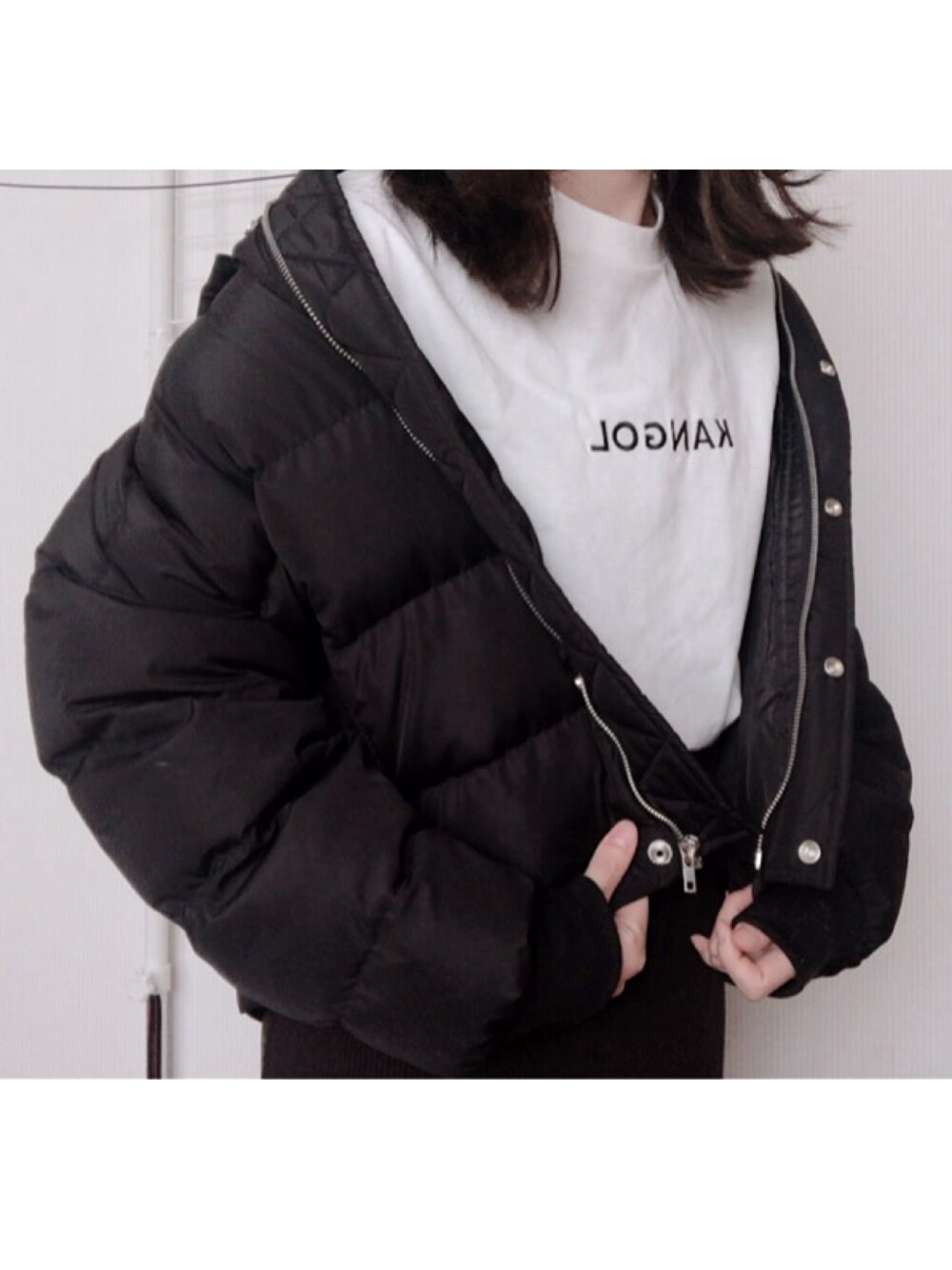 「シンプルコーデ、モノトーン、冬コーデ、ダウンジャケット、ニットスカート、jouetie、KANGOL、w closet」｜「jouetieのカラーフードダウン（ダウンジャケット/コート、ブラック系）」を使った、うめさん（レディース・160cm）の冬コーディネートの1枚目の写真