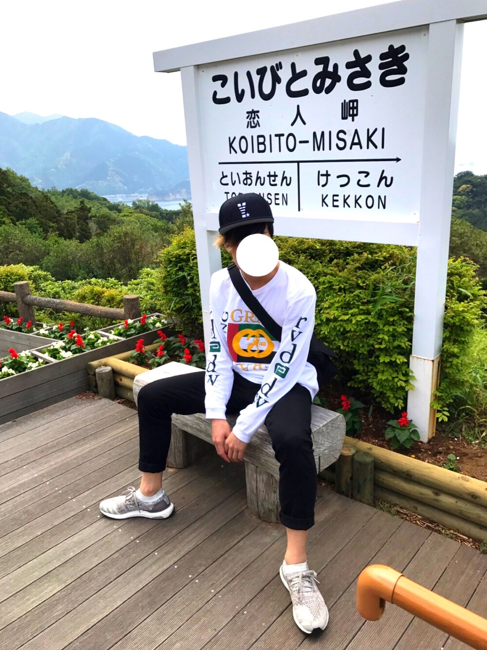 「キャップ、ロンT、スキニーデニム、ショルダーバッグ、ultra boost、made in world、REVERSAL、Manhattan Portage、恋人岬、静岡」｜「MADE IN WORLDのアイテム（キャップ、ブラック系）」を使った、オ餅屋さん（メンズ・174cm）の春コーディネートの1枚目の写真