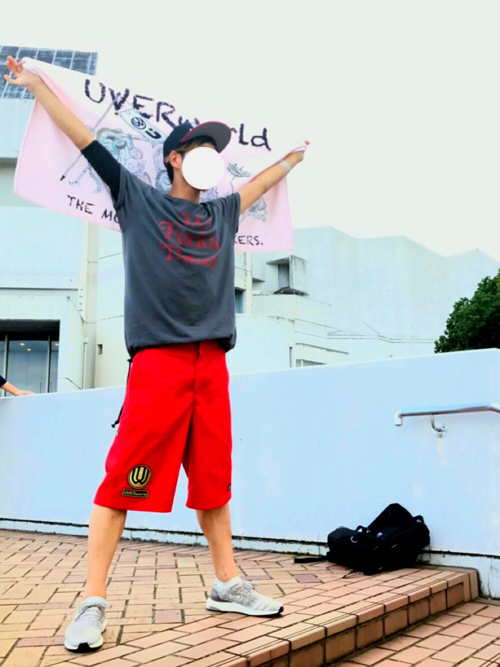 「ハーフパンツ、ディッキーズ(Dickies)、utility、ウルトラブースト、ultra boost、ライブ、UVERworld、TAKUYA∞、My Fuckin' Dream、姫路」｜「UVERworldのアイテム（タオル、ピンク系）」を使った、オ餅屋さん（メンズ・174cm）の秋コーディネートの1枚目の写真