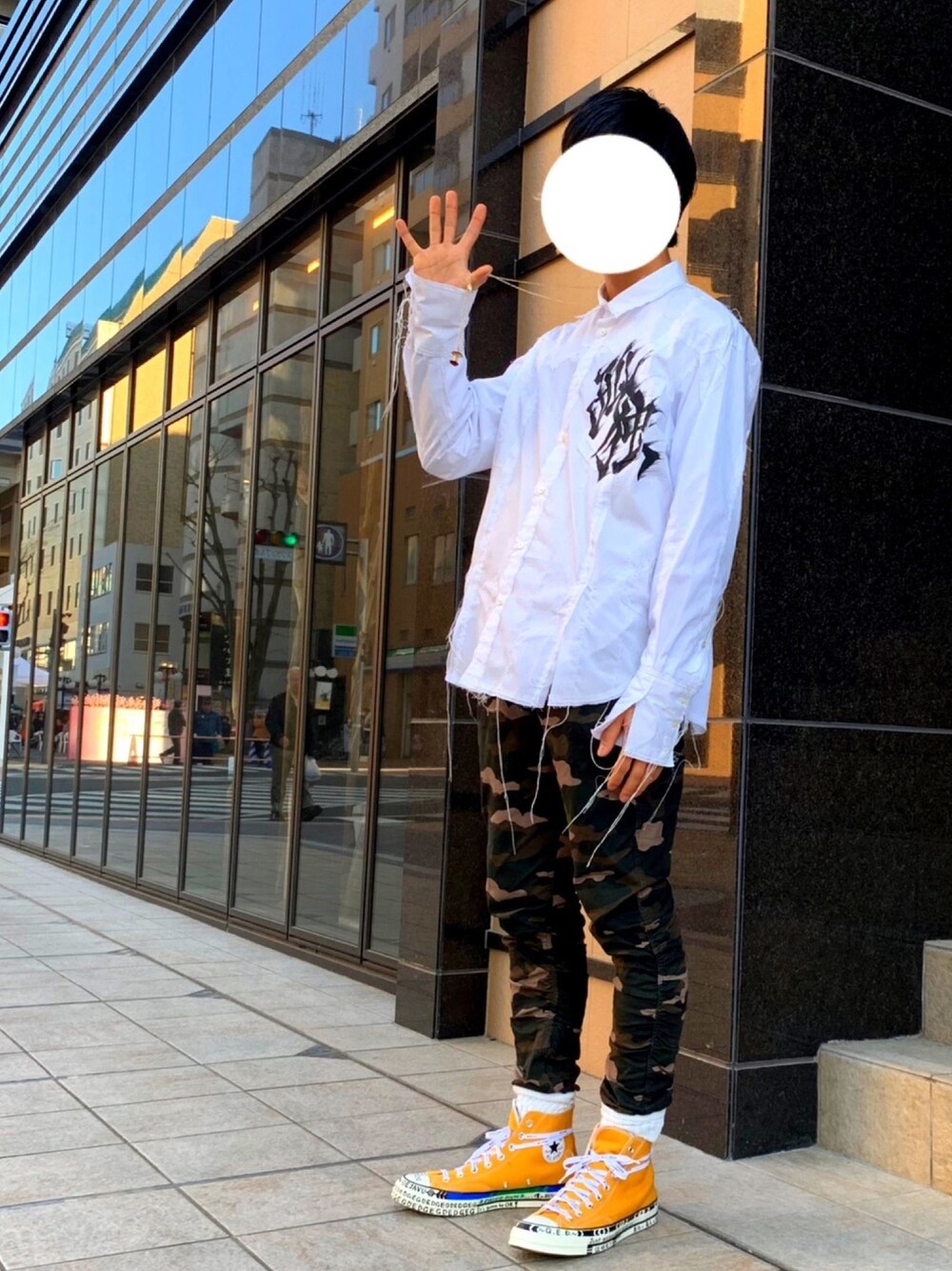 「UVERworld、TAKUYA∞、白シャツ、カモフラパンツ、チャックテイラー、孤独、ソックスイン、ボロボロ、落書き、MIYAGIHIDETAKA」｜「MIYAGIHIDETAKAのBORO shirt（シャツ/ブラウス、ホワイト系）」を使った、オ餅屋さん（メンズ・174cm）の春コーディネートの1枚目の写真