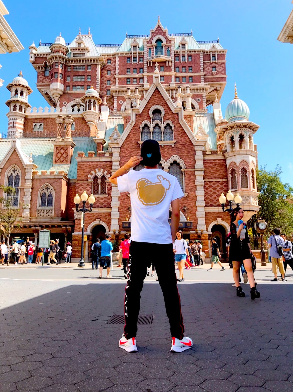「白Tシャツ、トラックパンツ、ランニングシューズ、キャップ、UVERworld、TAKUYA∞、TPC、ディズニーシー、ThReY、うしろ姿」｜「TPCのt-shirt (logo) (white×gold)（Tシャツ/カットソー、ホワイト系）」を使った、オ餅屋さん（メンズ・174cm）の秋コーディネートの1枚目の写真