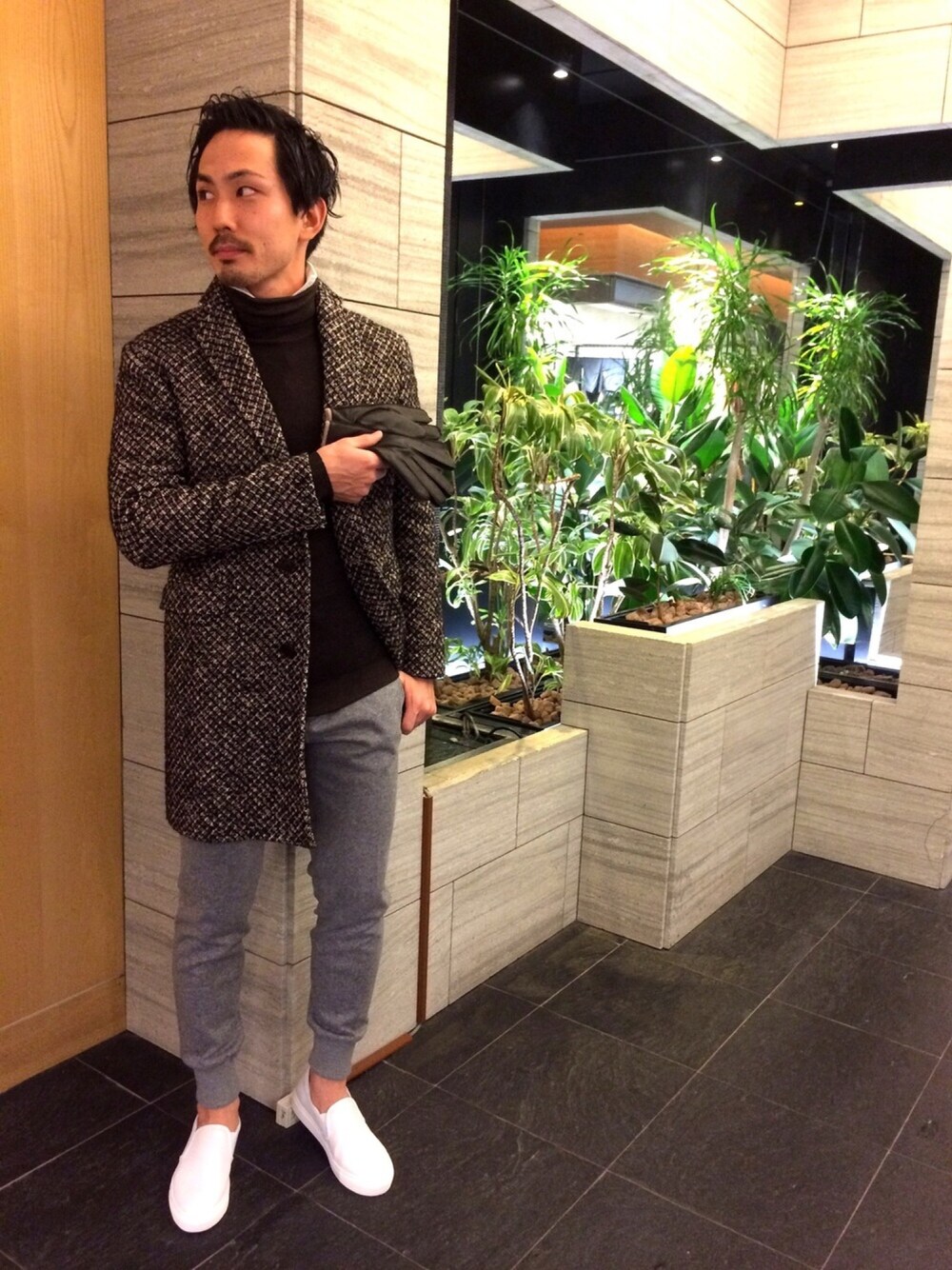 「イタリアンカジュアル、大人の休日スタイル」｜「TAGLIATOREのアイテム（チェスターコート、ベージュ系）」を使った、JOEさん（メンズ・176cm）の冬コーディネートの1枚目の写真