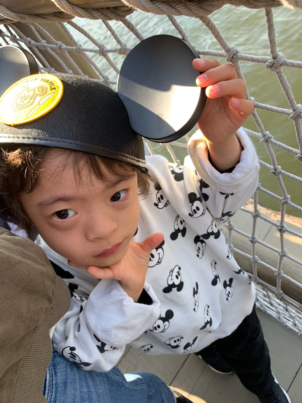 「キッズファッション、キッズコーデ、ディズニー、ディズニーコーデ、ディズニーランド、ミッキー、b・Room、ユニクロ、PUNYUS」｜「b・ROOMのミッキーマウス 総柄ビッグシルエット長袖トレーナー（スウェット、ホワイト系）」を使った、aochamameさん（キッズ・100cm）の秋コーディネートの1枚目の写真