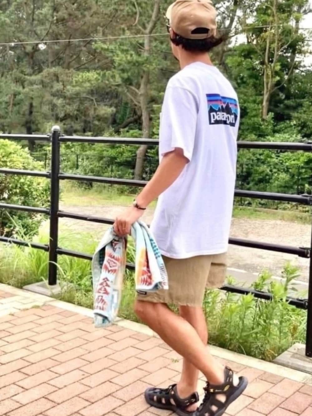 「keen、キーン、SOLRSANDAL、staycoolwithKEENsandal、Tシャツ、シンプルコーデ、ショートパンツ、キャップ、夏だ！Tシャツ着よう！、ハーフパンツ」｜「NEW ERAのオンスポッツ別注 ニューエラ キャップ ストラップバック 9FORTY LEATHER PATCHD NEW ERA（キャップ、ベージュ系）」を使った、十然ダイ補湯さん（メンズ・168cm）の夏コーディネートの1枚目の写真