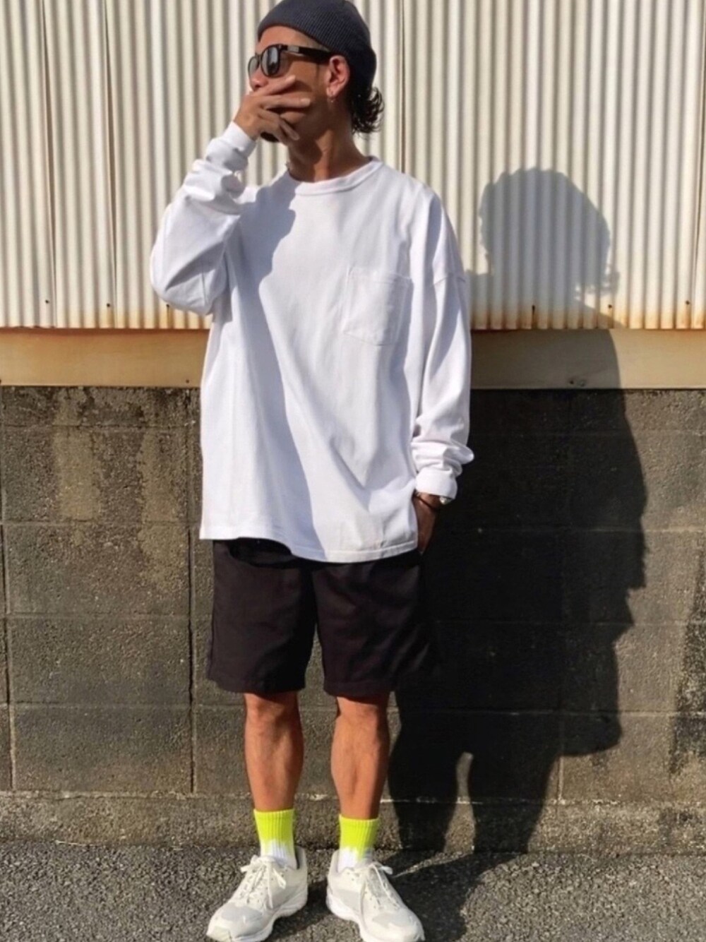 ホワイト系のTシャツ/カットソー、ブラック系のパンツ、ホワイト系のスニーカーを着用したメンズの秋コーディネートの1枚目の写真