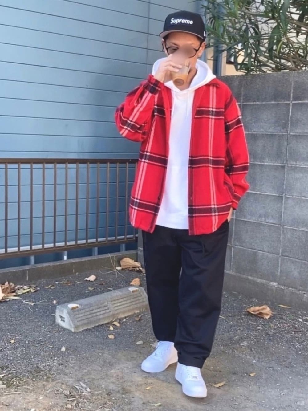 ベージュ系のパーカー、ブラック系のジャケット/アウター、グリーン系のその他パンツを着用したメンズの秋コーディネートの1枚目の写真