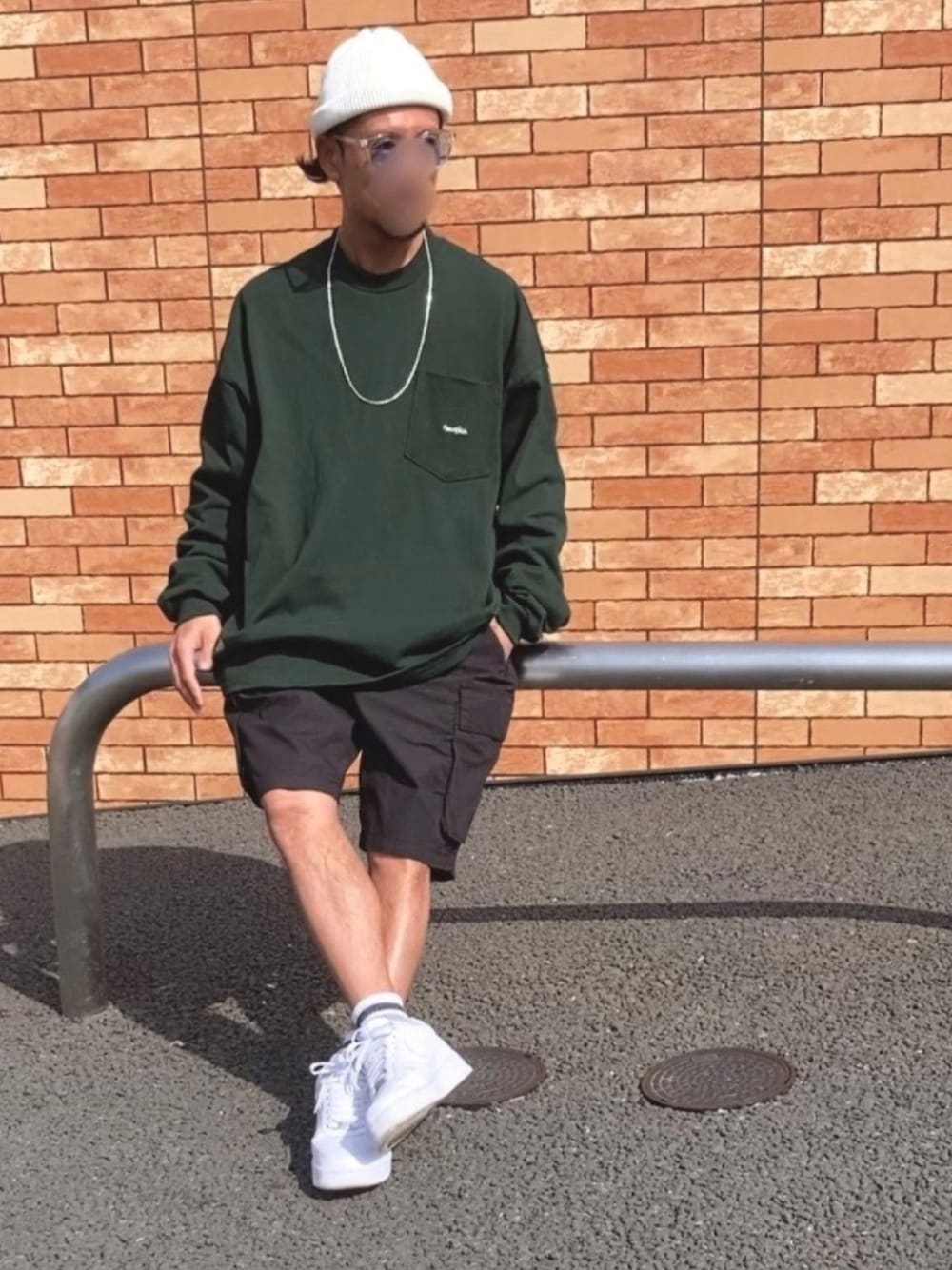 グリーン系のTシャツ/カットソー、ブラック系のその他パンツ、ホワイト系のスニーカーを着用したメンズの春コーディネートの1枚目の写真