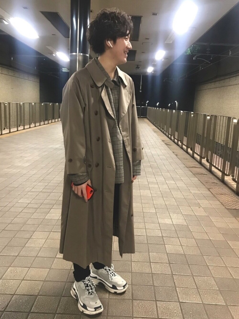 「きれいめカジュアル、黒スキニー、秋冬コーデ、やっぱりストリートが好き、ダッドスニーカー、BALENCIAGA、低身長、burberry」｜「BURBERRYのアイテム（トレンチコート、ベージュ系）」を使った、シュンさん（メンズ・167cm）の秋コーディネートの1枚目の写真