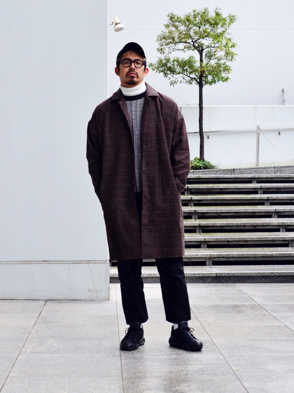 「スポーツMIX'18秋、スニーカー、オーバーサイズ、黒、ビッグシルエット、NIKE、チェック、エアマックス、秋コーデ、ステンカラーコート」｜「tk.TAKEO KIKUCHIの【WEB限定】ワッフルタートルネックカットソー（Tシャツ/カットソー、ホワイト系）」を使った、Yanaさん（メンズ・185cm）の秋コーディネートの1枚目の写真