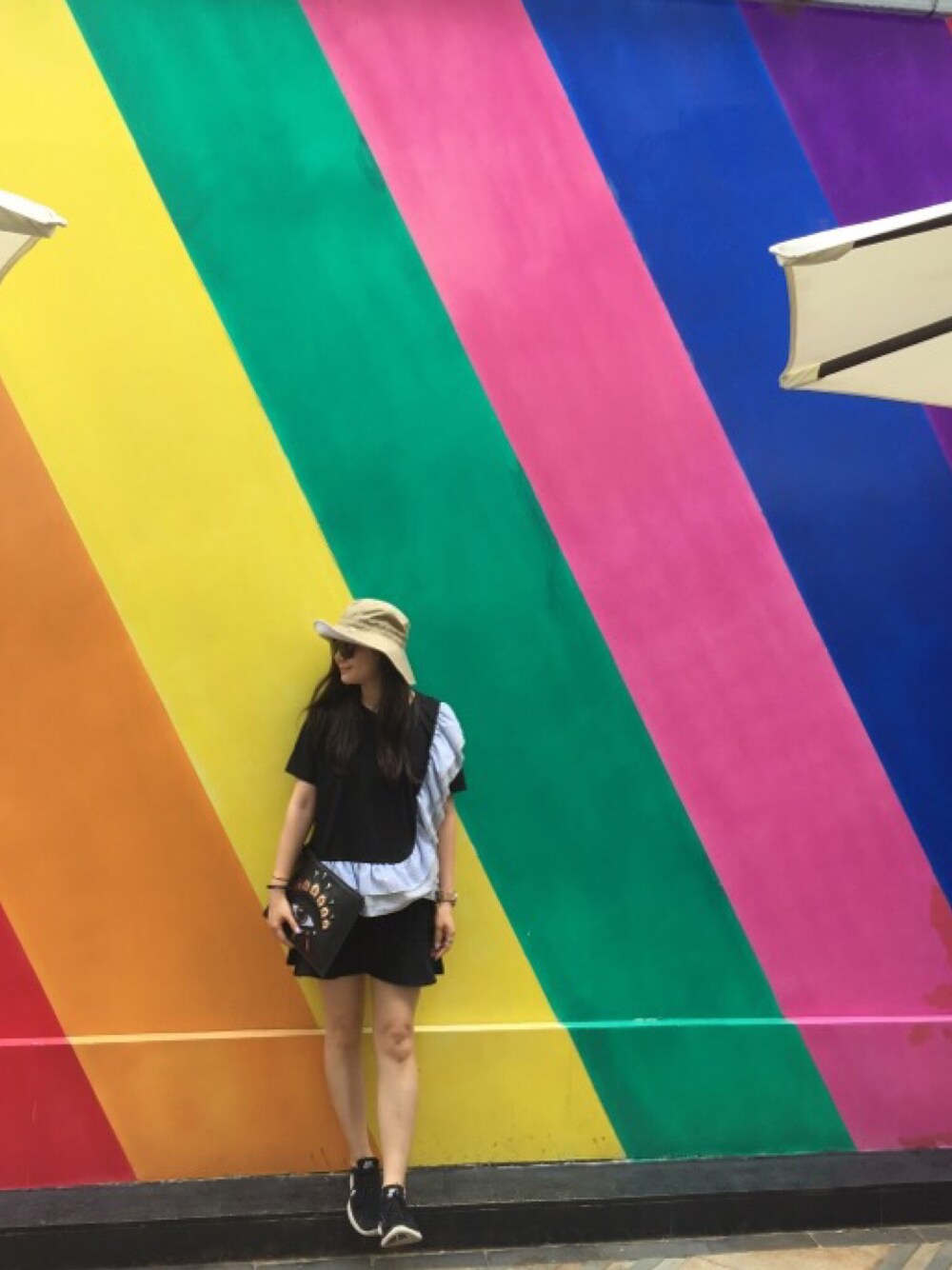 「AIGLEのアイテム（キャップ、ベージュ系）」を使った、Tracy Lawさん（レディース・157cm）の夏コーディネートの1枚目の写真