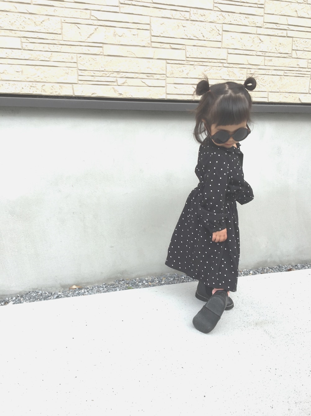 「入園式、ドットワンピ、おんなのこコーデ、サイドゴアブーツ、西松屋、おだんごヘアー、2歳、サングラス、くすみピンク」｜「GLOBAL WORKの【キッズ】ドットカイキンワンピース/777553（シャツワンピース、ブラック系）」を使った、soufuuさん（キッズ・80cm）の春コーディネートの1枚目の写真