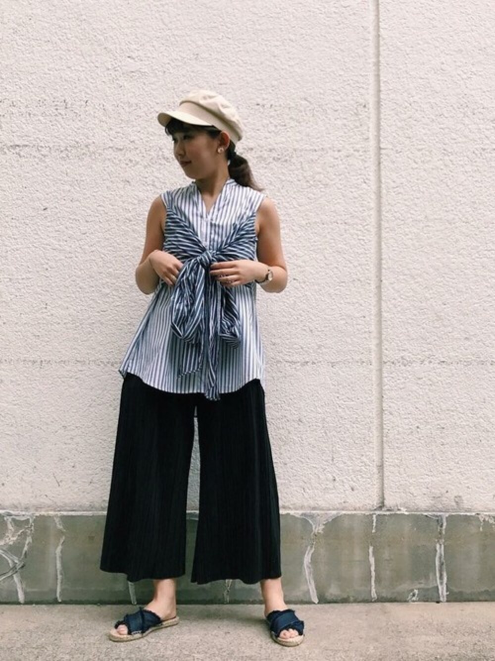 ブラック系のシャツ/ブラウス、ブルー系のサンダルを着用したレディースの夏コーディネートの1枚目の写真