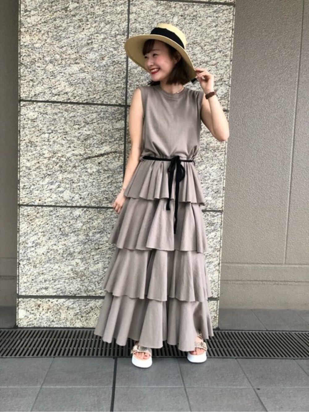 「ワンピース、カジュアル、ハット、大人カジュアル、サンダル、夏コーデ、ROSE BUD」｜「LE VERNISの(LE VERNIS)つば広麦わらハット（ハット、ベージュ系）」を使った、ROSE BUD STAFFさん（レディース・160cm）の夏コーディネートの1枚目の写真