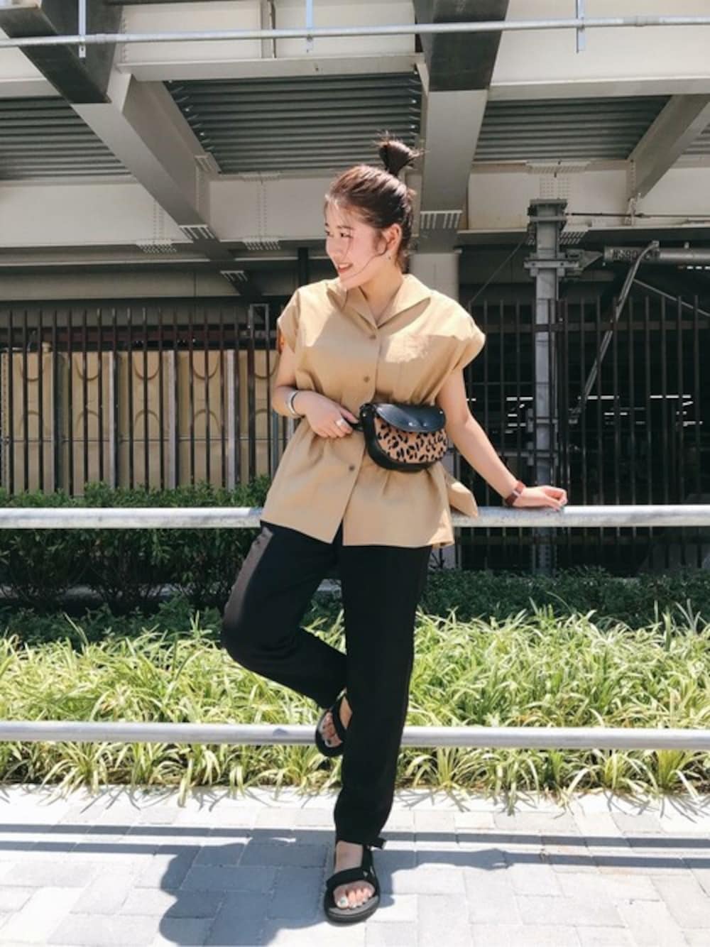 ベージュ系のシャツ/ブラウス、ブラック系のその他パンツ、ブラック系のショルダーバッグを着用したレディースの夏コーディネートの1枚目の写真