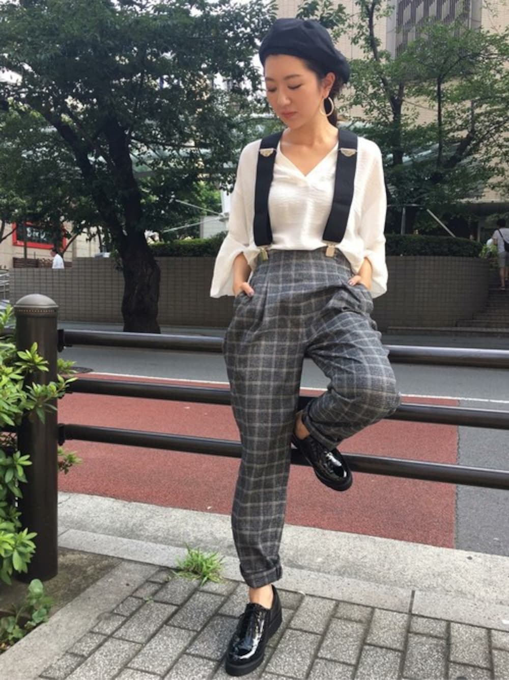 グレー系のその他パンツ、ブラック系のその他シューズ、ブラック系のサスペンダーを着用したレディースの夏コーディネートの1枚目の写真