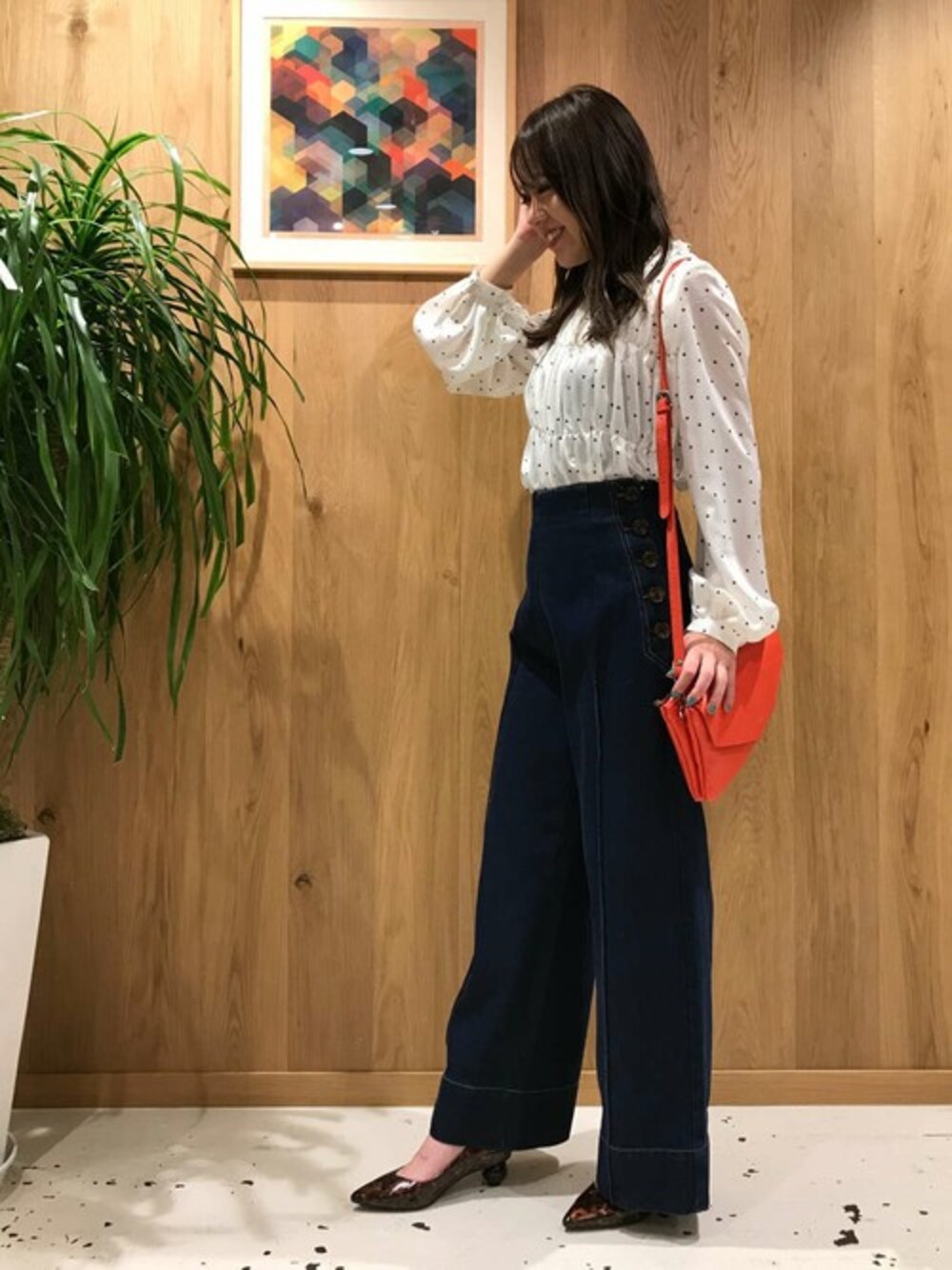 「ブラウス、カジュアル、シンプル、大人カジュアル、シンプルコーデ、カジュアルコーデ、ROSE BUD、先行予約」｜「ROSE BUDのシャーリング柄ブラウス（シャツ/ブラウス、ホワイト系）」を使った、ROSE BUD STAFFさん（レディース・160cm）の冬コーディネートの1枚目の写真