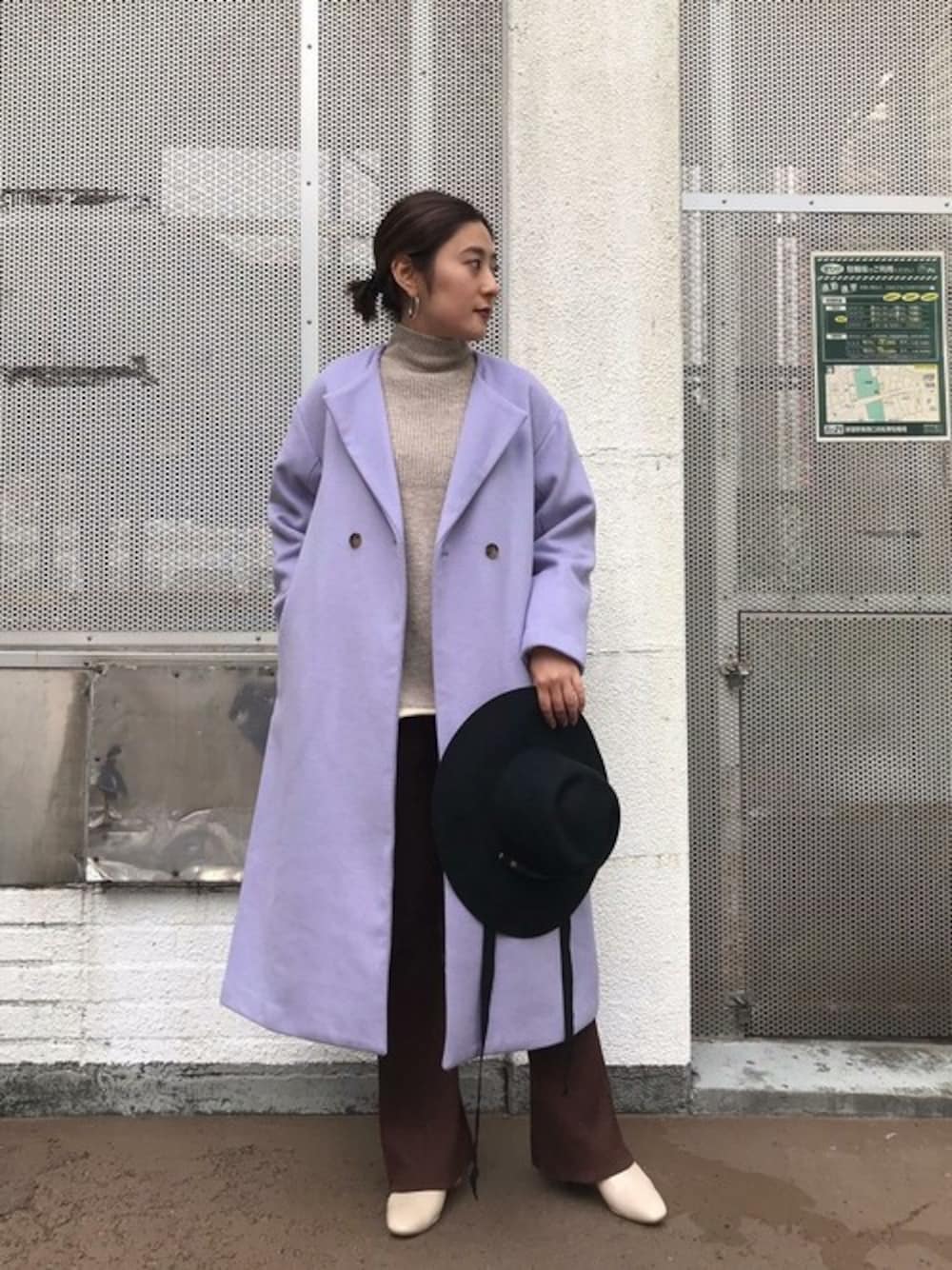 ベージュ系のニット/セーター、ブラウン系のその他パンツ、パープル系のダウンジャケット/コートを着用したレディースの冬コーディネートの1枚目の写真