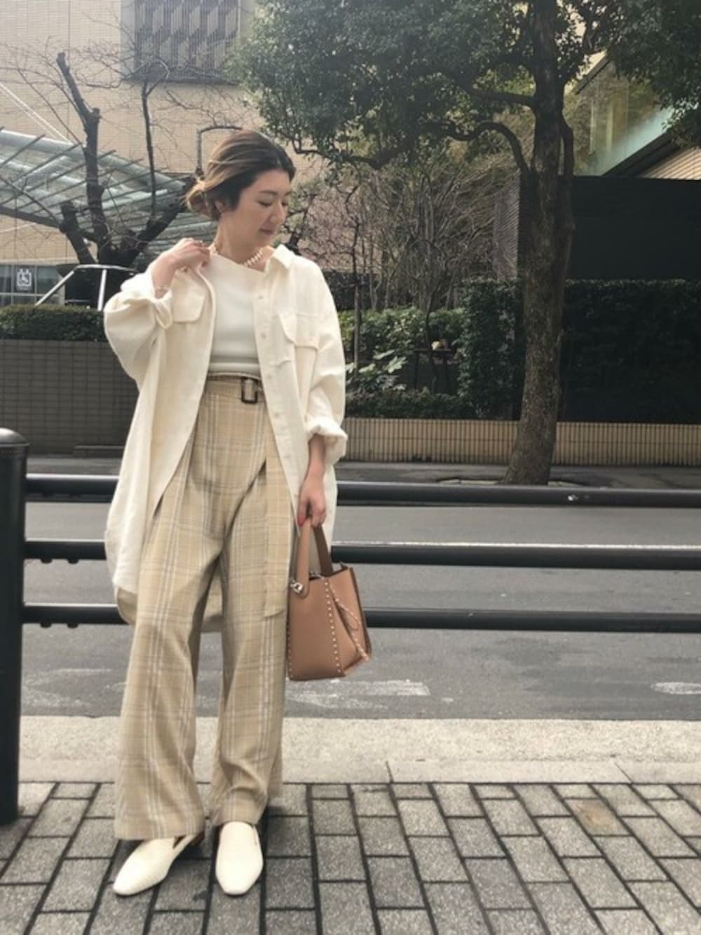 ベージュ系のワンピース、ホワイト系のニット/セーター、ベージュ系のその他パンツを着用したレディースの春コーディネートの1枚目の写真