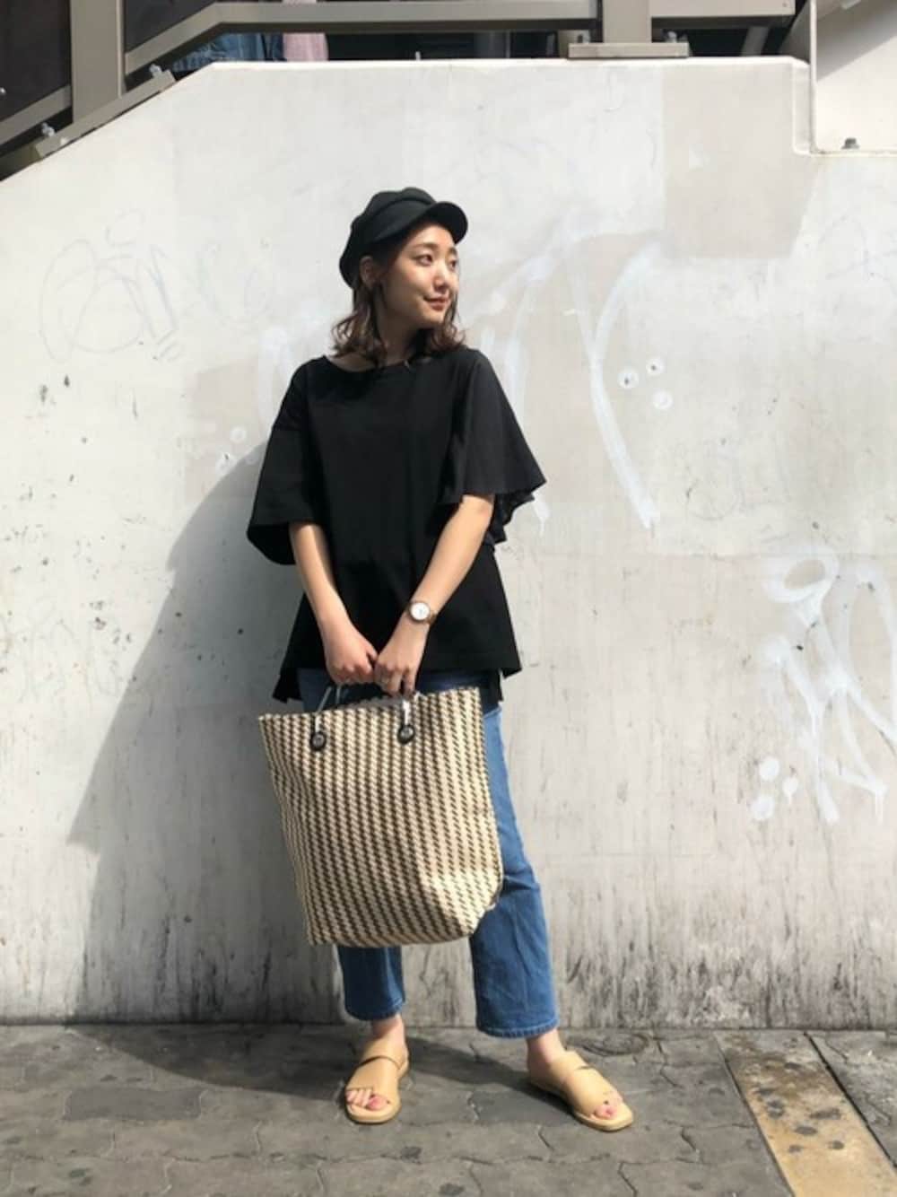 「デニム、カジュアル、シンプル、シンプルコーデ、春コーデ、夏コーデ、カジュアルコーデ、ROSE BUD、mici、GENE HEAVENS」｜「miciの(mici)ビッグリボンカットソー（Tシャツ/カットソー、ブラック系）」を使った、ROSE BUD STAFFさん（レディース・158cm）の春コーディネートの1枚目の写真