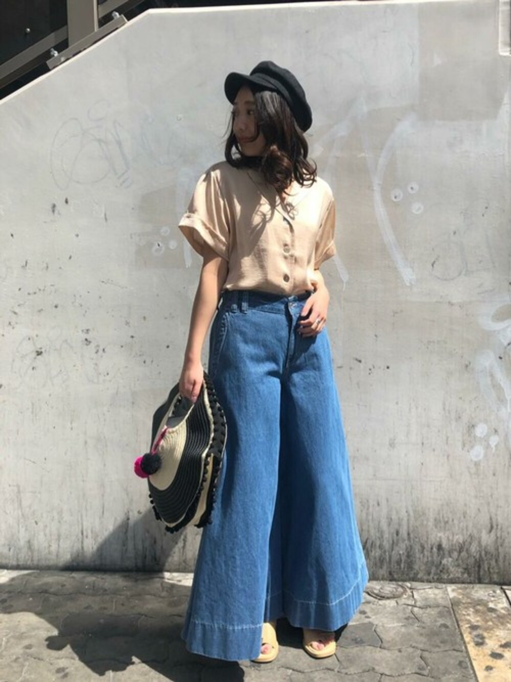 「デニム、カジュアル、シンプル、大人カジュアル、シンプルコーデ、春コーデ、カジュアルコーデ、ROSE BUD、オトナカジュアル、GENE HEAVENS」｜「GENE HEAVENSの(GENE HEAVENS)スーパーワイドデニムパンツ（デニムパンツ、ブルー系）」を使った、ROSE BUD STAFFさん（レディース・158cm）の春コーディネートの1枚目の写真