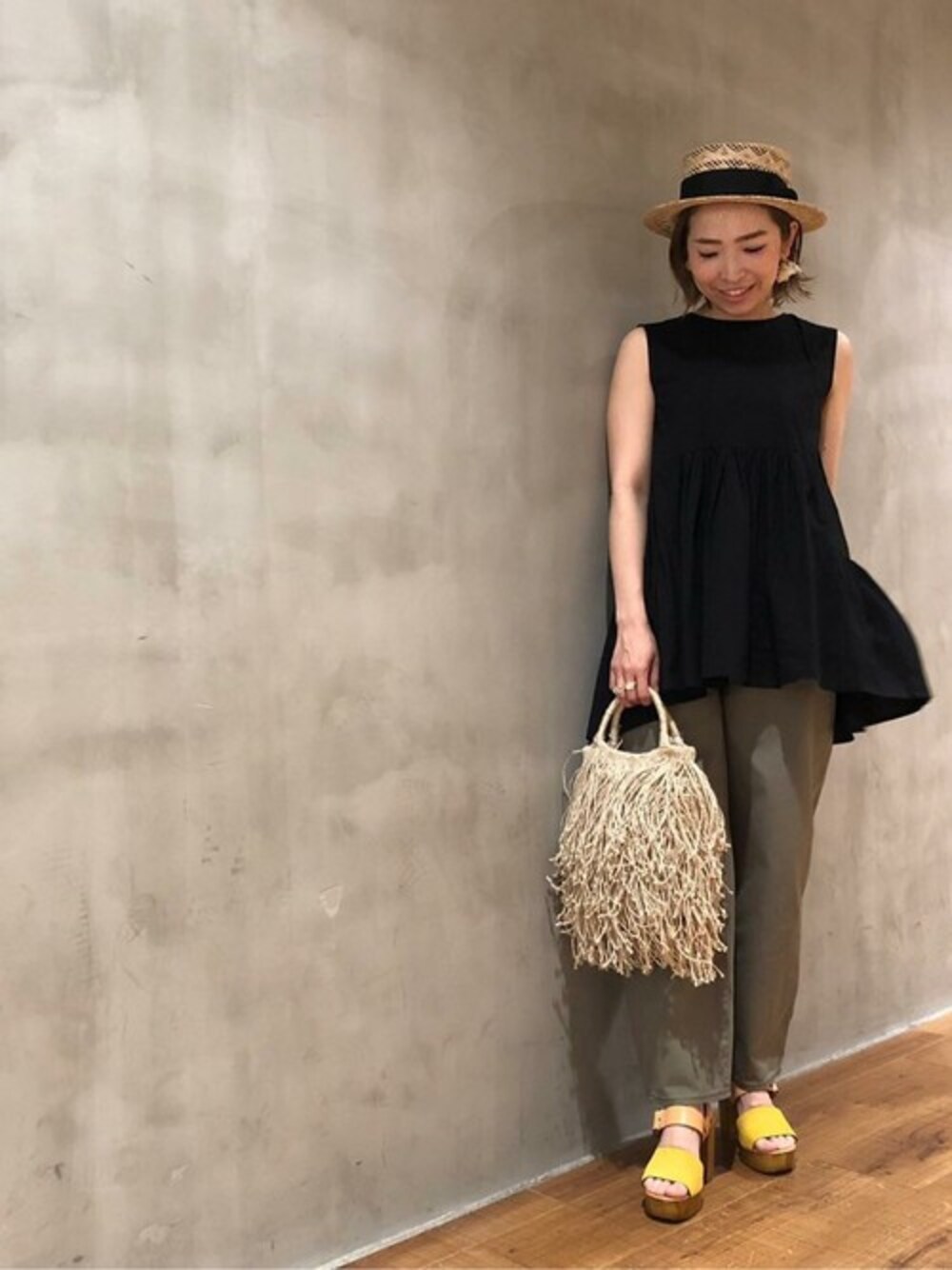 「カジュアル、シンプル、大人カジュアル、パンツスタイル、春、シンプルコーデ、春コーデ、夏コーデ、ROSE BUD、オトナカジュアル」｜「ROSE BUDの(ROSE BUD)バナナデニムパンツ（デニムパンツ、グリーン系）」を使った、ROSE BUD STAFFさん（レディース・163cm）の春コーディネートの1枚目の写真