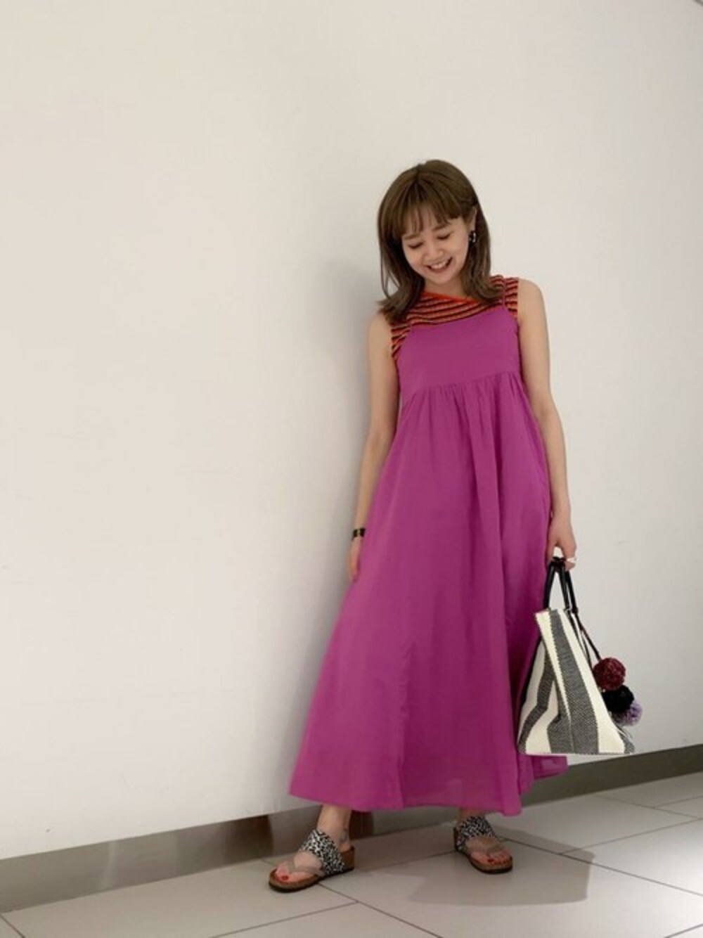 「トートバッグ、ワンピース、カジュアル、大人カジュアル、夏コーデ、カジュアルコーデ、ROSE BUD、オトナカジュアル」｜「ROSE BUDのアシメトリーネックニットトップス（スウェット、オレンジ系）」を使った、ROSE BUD STAFFさん（レディース・162cm）の春コーディネートの1枚目の写真