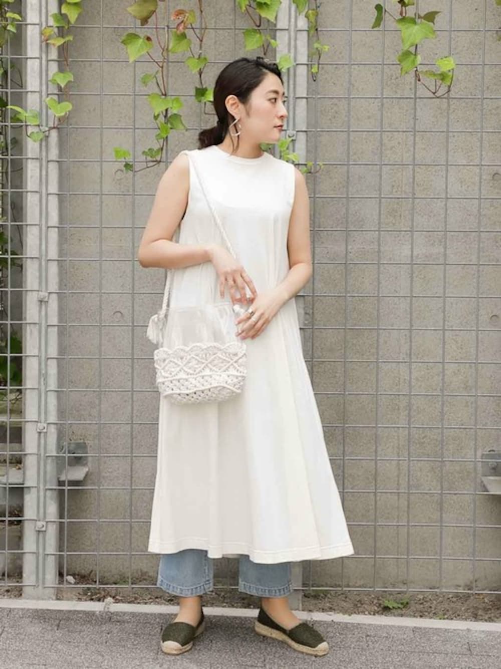 ホワイト系のワンピース、グリーン系のサンダル、ホワイト系のショルダーバッグを着用したレディースの春コーディネートの1枚目の写真
