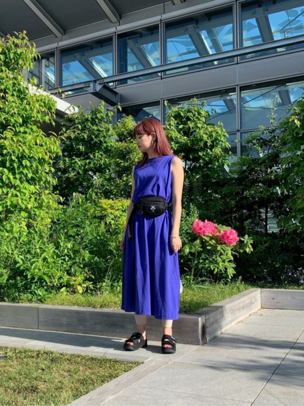 ブラック系のサンダル、ブラック系のボディバッグ/ウエストポーチ、ブルー系のワンピースを着用したレディースの夏コーディネートの1枚目の写真