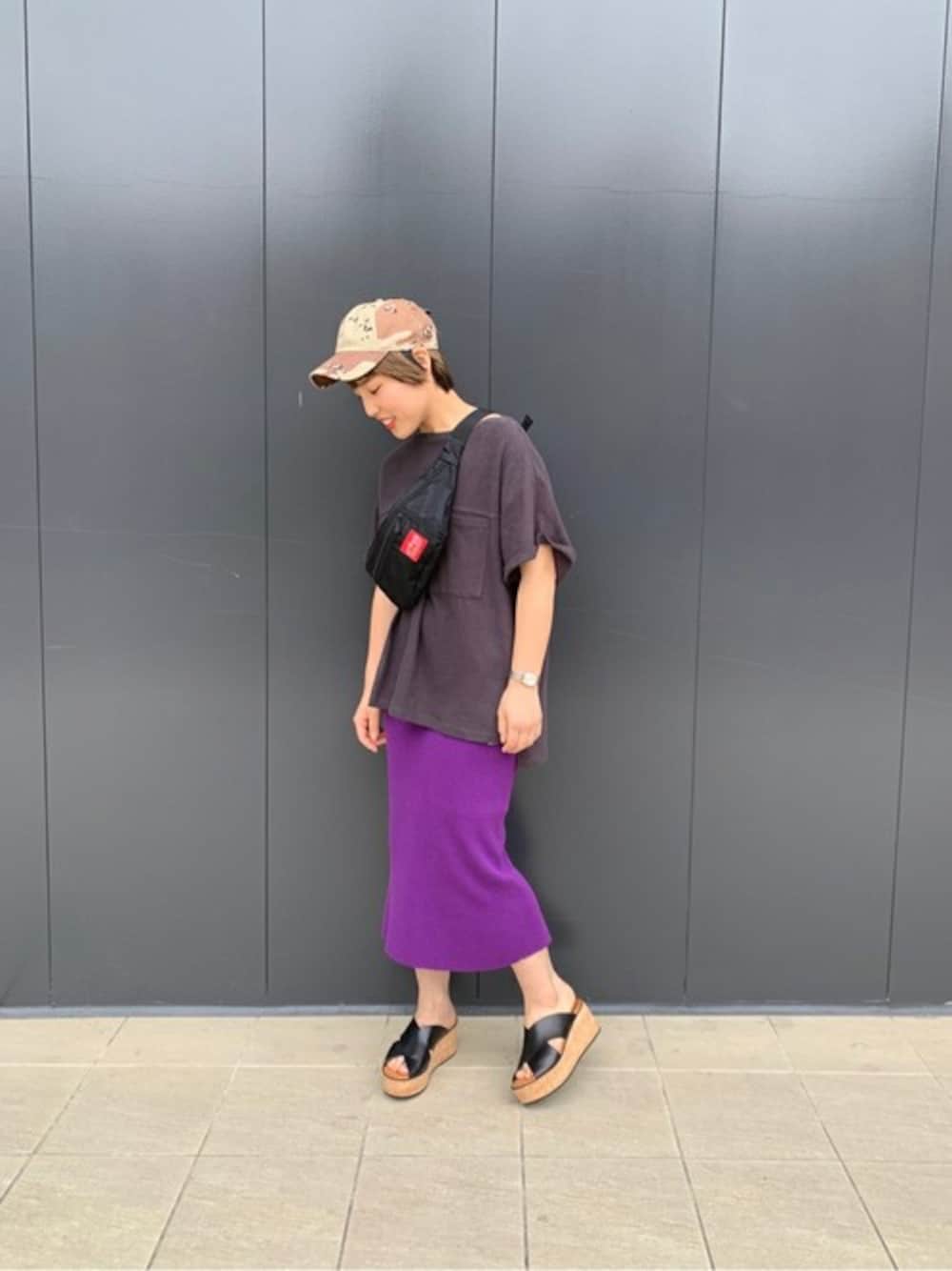 ブラック系のTシャツ/カットソー、パープル系のスカート、ブラック系のボディバッグ/ウエストポーチを着用したレディースの夏コーディネートの1枚目の写真