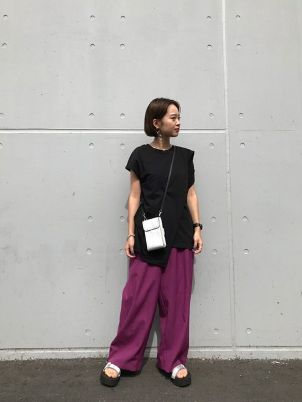 ブラック系のTシャツ/カットソー、パープル系のその他パンツ、シルバー系のサンダルを着用したレディースの夏コーディネートの1枚目の写真