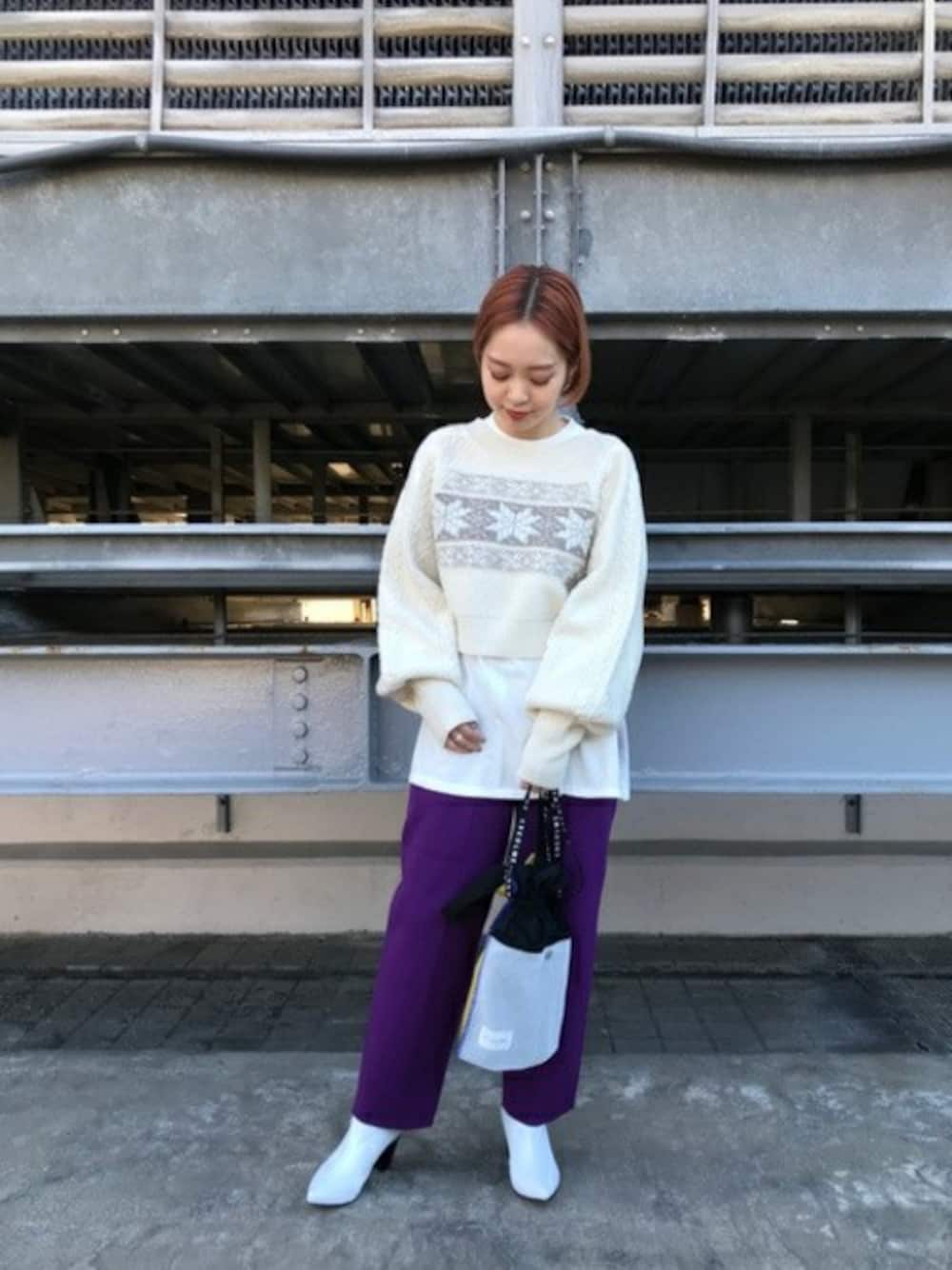 ベージュ系のニット/セーター、ホワイト系のTシャツ/カットソー、パープル系のその他パンツを着用したレディースの冬コーディネートの1枚目の写真