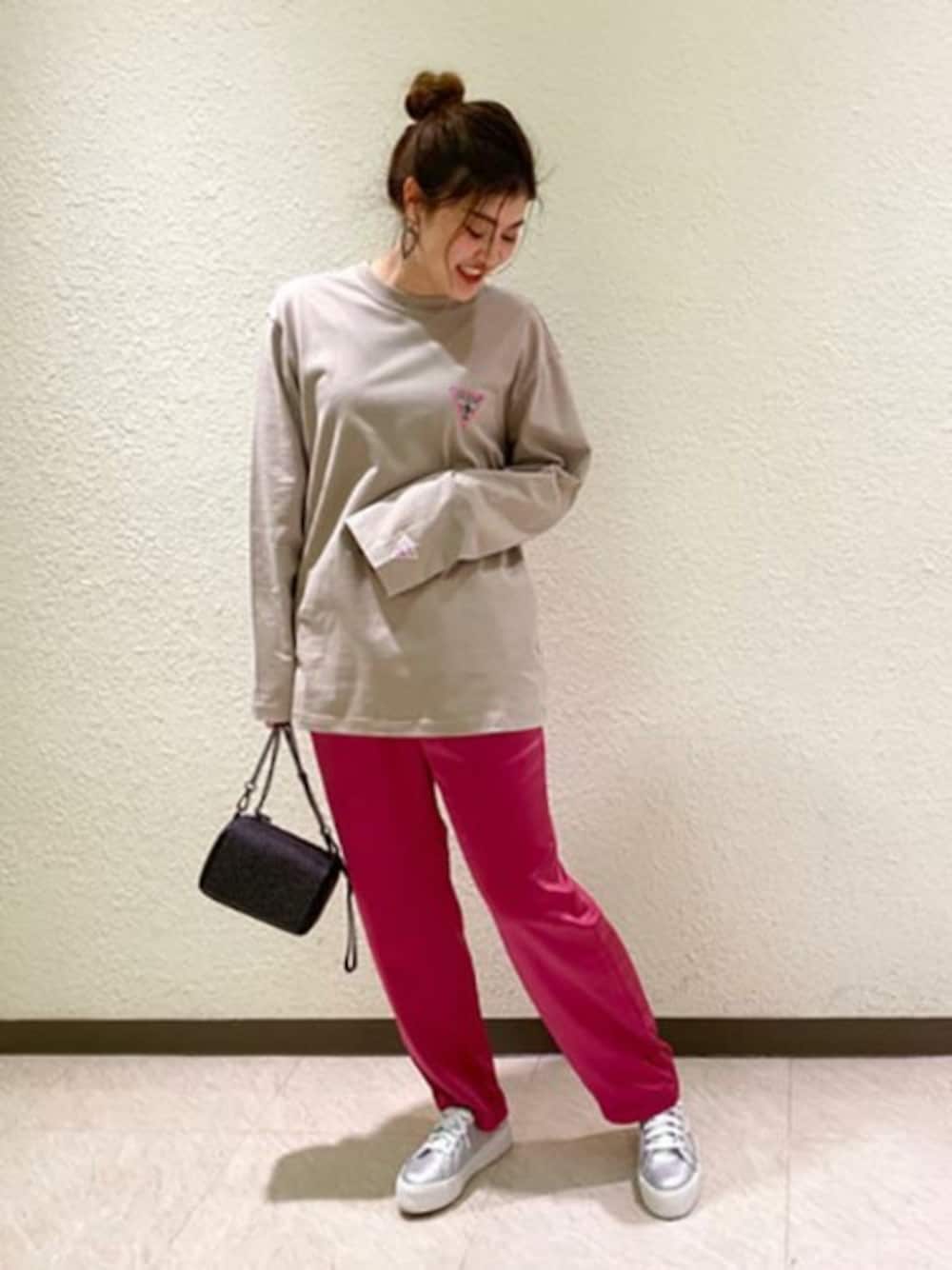 「ロンT、スニーカーコーデ、サテンパンツ、イージーパンツ、シンプルコーデ、春コーデ、カジュアルコーデ」｜「Guessの＜ROSE BUD別注＞GUESSロングスリーブTシャツ（Tシャツ/カットソー、ベージュ系）」を使った、ROSE BUD STAFFさん（レディース・163cm）の冬コーディネートの1枚目の写真