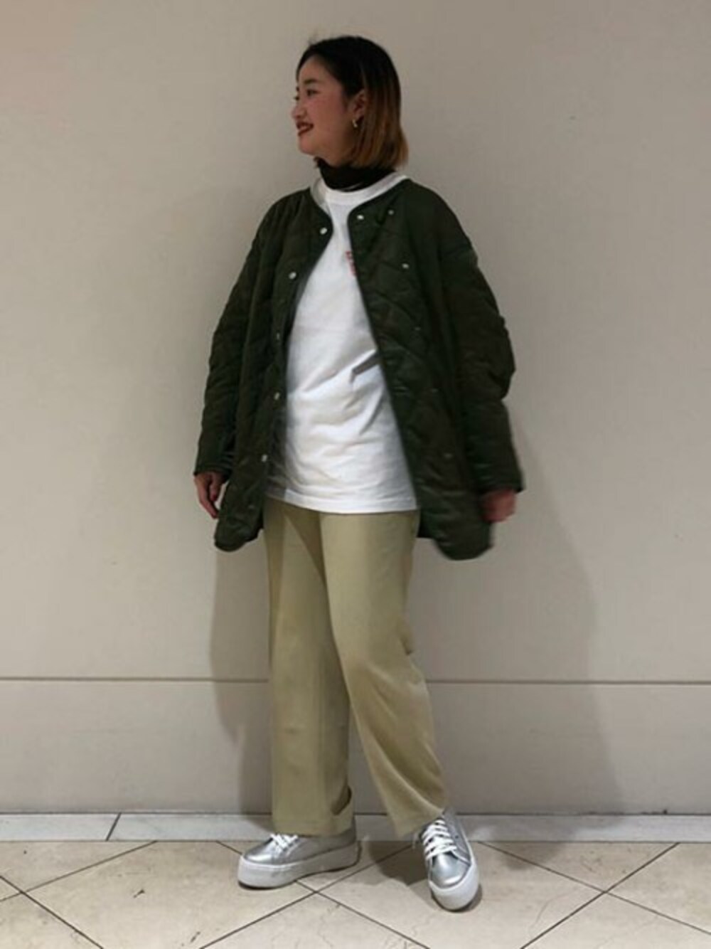 「テーパードパンツ、ロンT、大人カジュアル、スニーカーコーデ、キルティングジャケット、春コーデ、カジュアルコーデ、大人かわいい」｜「ROSE BUDのリバーシブルキルティングジャケット（その他アウター、グリーン系）」を使った、ROSE BUD STAFFさん（レディース・166cm）の冬コーディネートの1枚目の写真