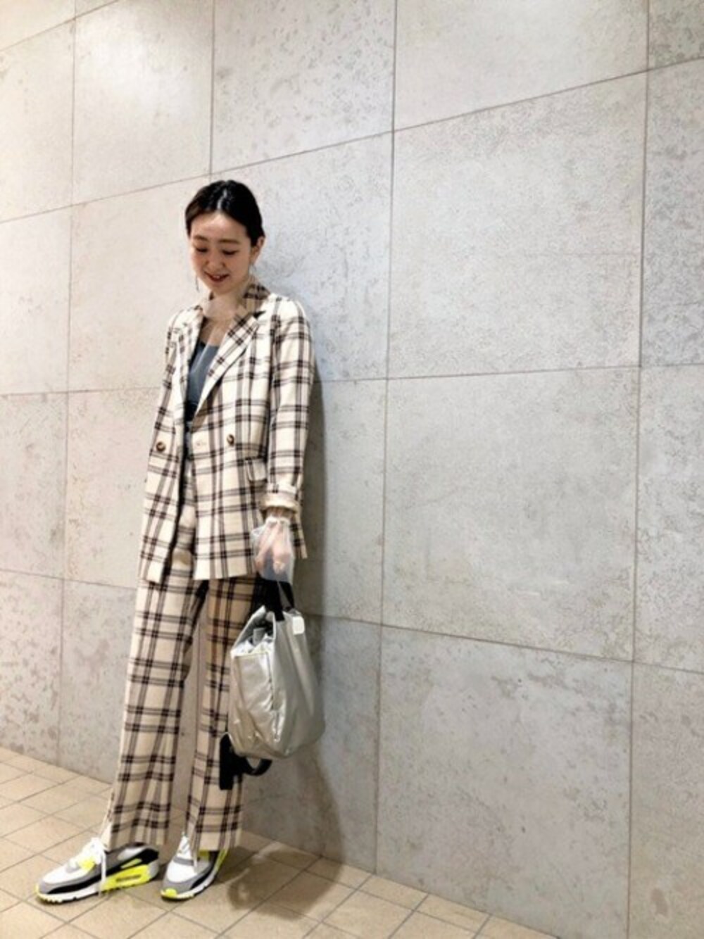 ブラウン系のテーラードジャケット、ホワイト系のシャツ/ブラウス、ブラウン系のその他パンツを着用したレディースの冬コーディネートの1枚目の写真