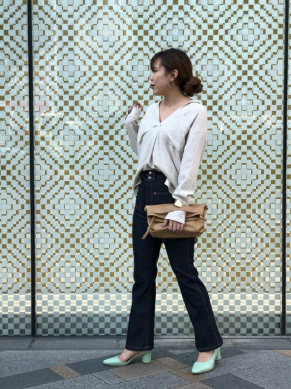 ベージュ系のシャツ/ブラウス、ブルー系のデニムパンツ、グリーン系のパンプスを着用したレディースの春コーディネートの1枚目の写真