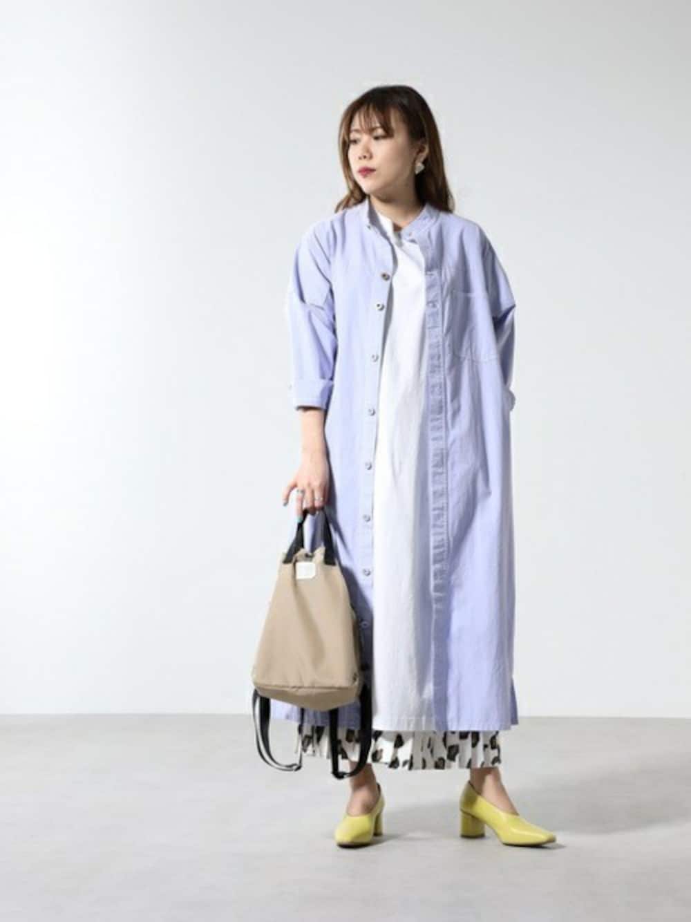 パープル系のワンピース、ホワイト系のワンピース、ホワイト系のスカートを着用したレディースの春コーディネートの1枚目の写真