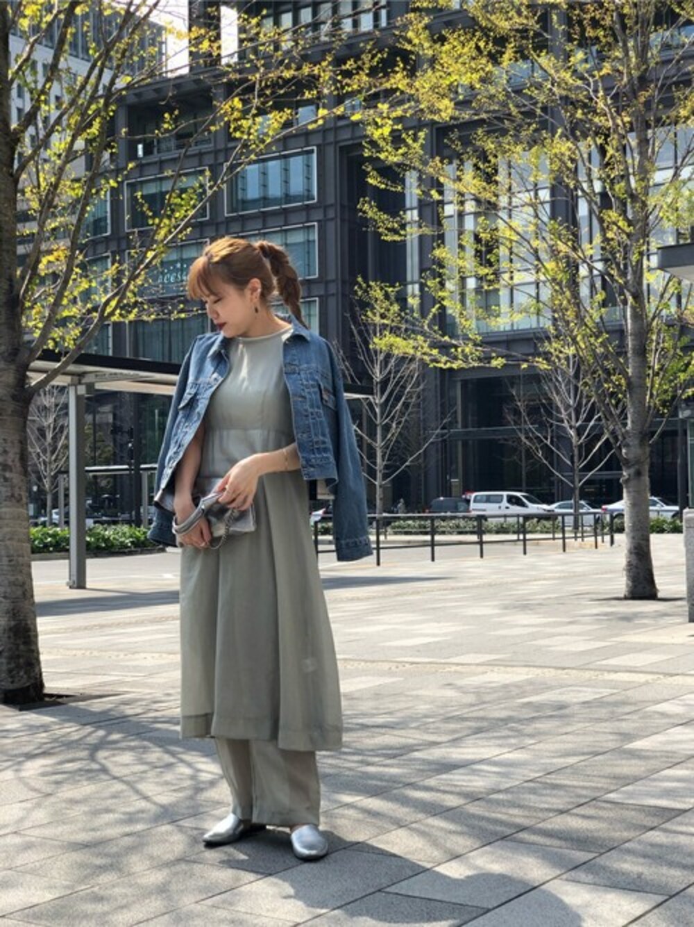 「セットアップ、ワントーンコーデ、デニムジャケット、春色、透け感、春コーデ、夏コーデ、ママコーデ、ピスタチオ」｜「ROSE BUDのウォッシャブルニットタンクトップ（タンクトップ、グリーン系）」を使った、ROSE BUD STAFFさん（レディース・165cm）の春コーディネートの1枚目の写真